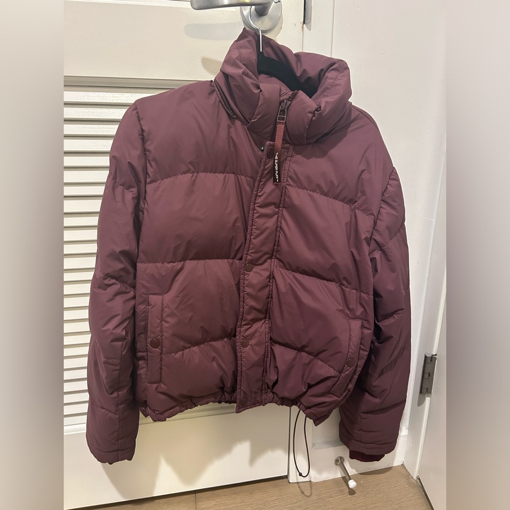 Aritzia super puff shorty in burgundy color size Small